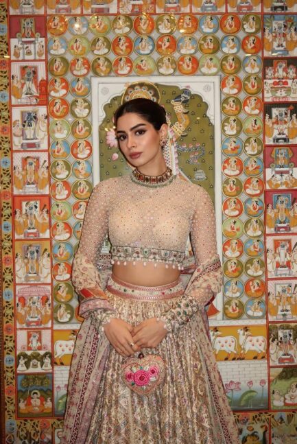 KHUSHI KAPOOR IN ISA MULTICOLOUR HEART CLUTCH- PINK BLUSH